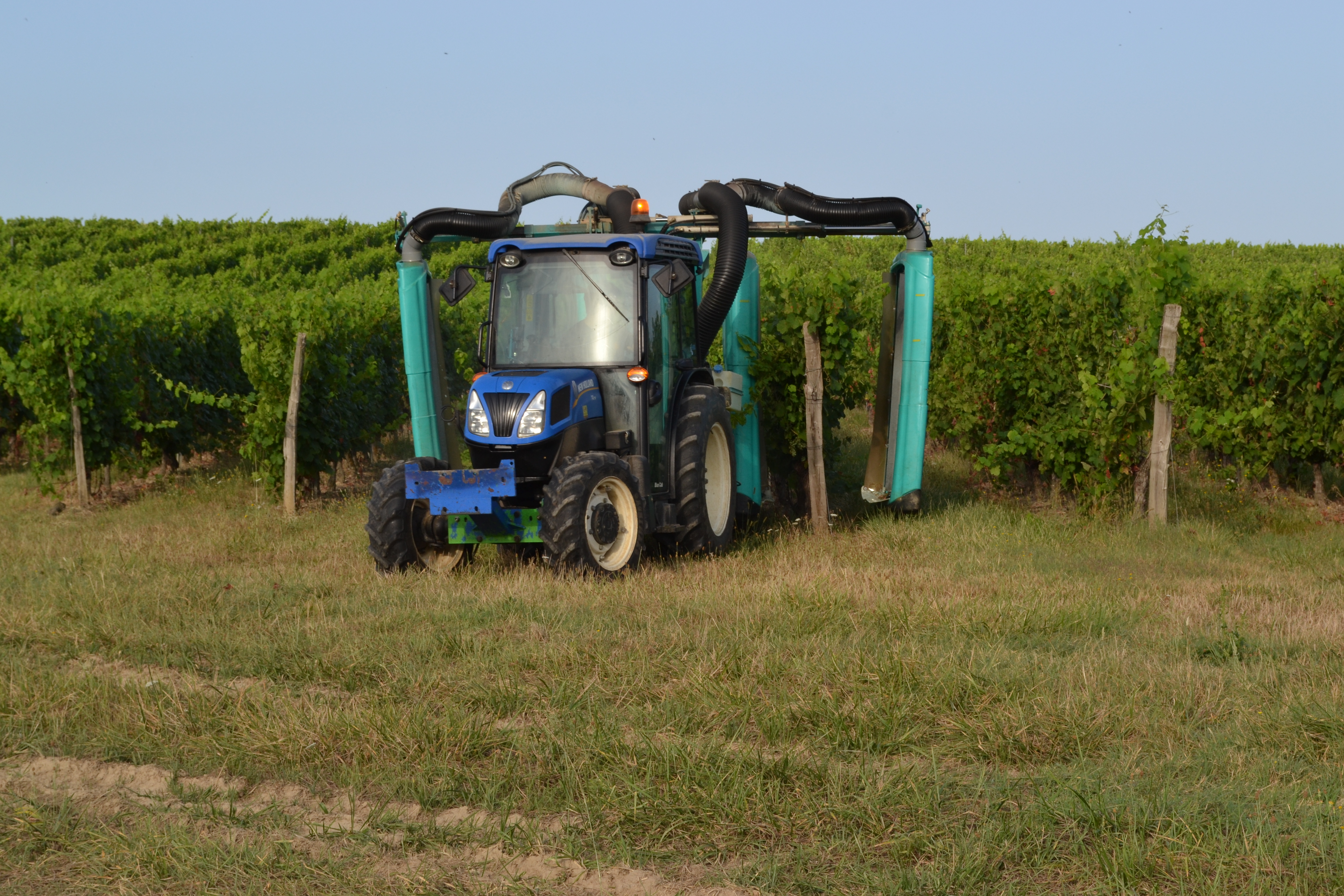 Pulvérisateur à panneaux récupérateurs Dhugues